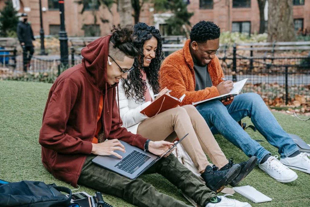Choosing extracurricular activities for college application. extracurricular activities for college admissions
