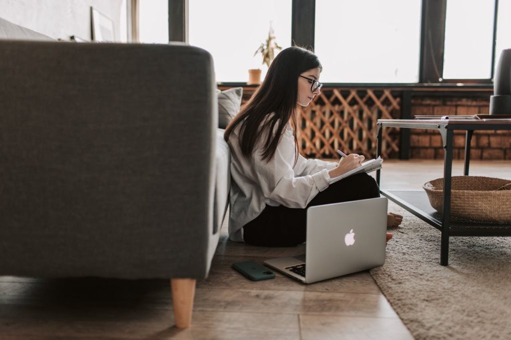 Student applying for college scholarships while in high school. how to apply for college scholarships while in high school